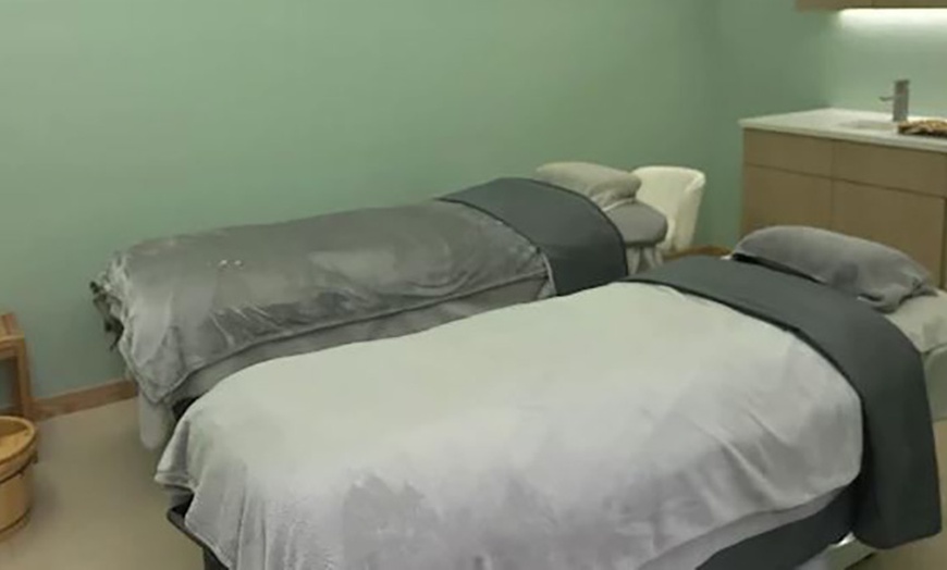 Image 4: 30-Minute Neck & Shoulder Lymphatic Detox or Cupping Massage Package