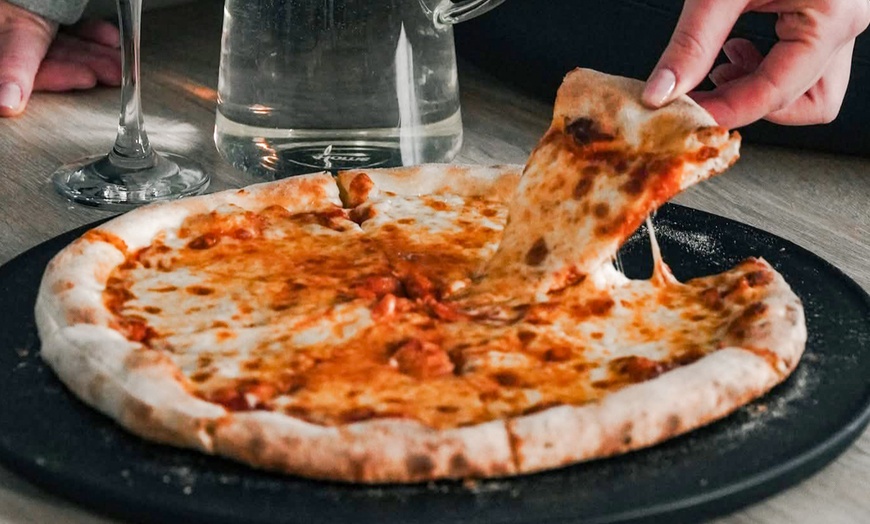 Image 2: Włoski smak: 1-2 pizze w wersji vege albo mięsnej oraz wybrane napoje