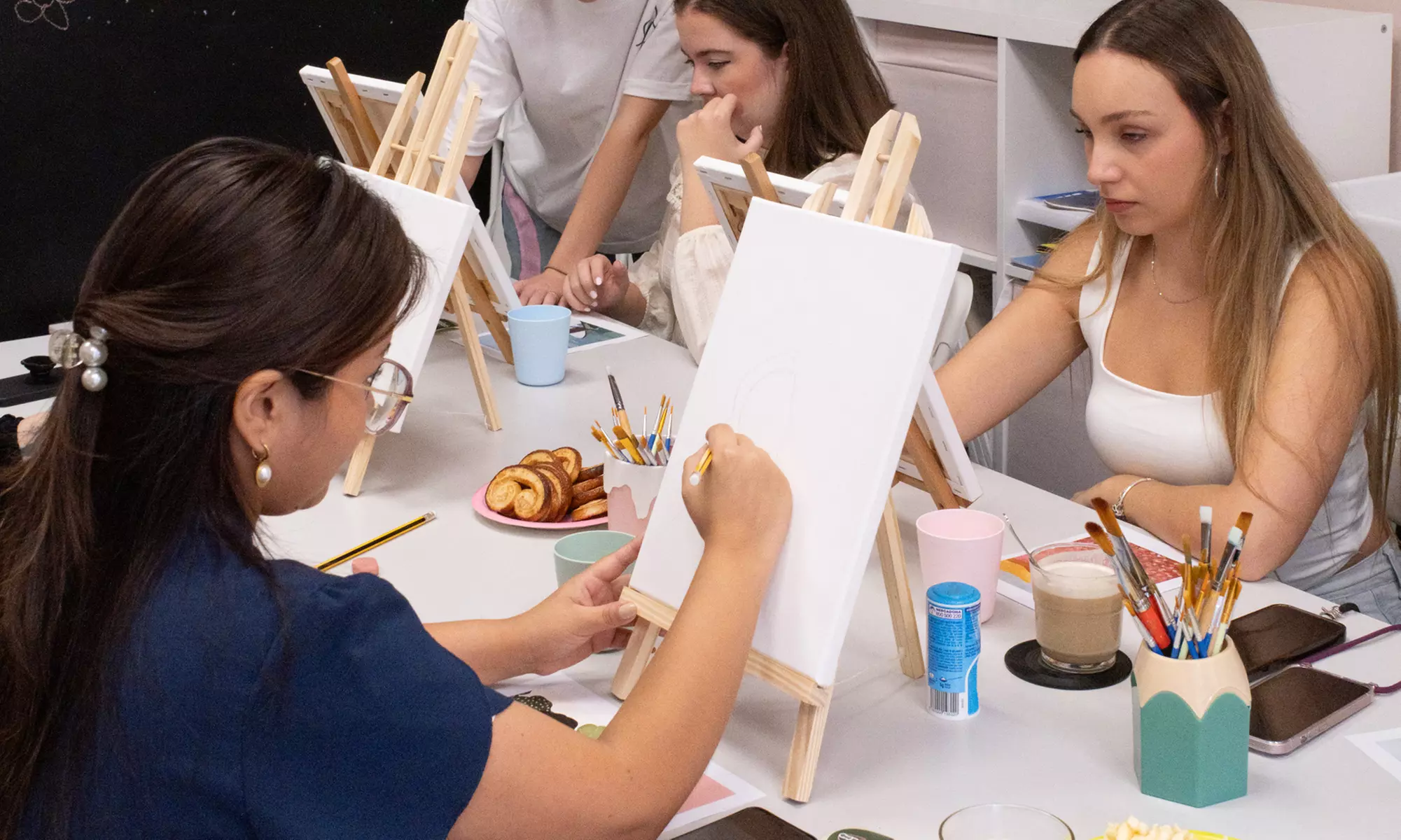 Taller para 1 o 2: pintura de cuadro o tote bag, o clase de maquillaje