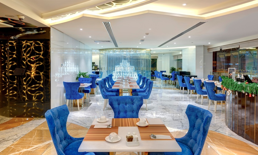 Image 4: Experience a Delicious Dinner Buffet with Drinks at an Iconic Venue