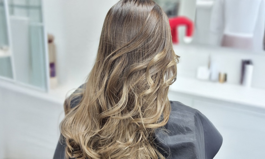 Image 2: Waschen & Föhnen, opt. mit Styling / Haarschnitt / Ansatzfarbe – Damen