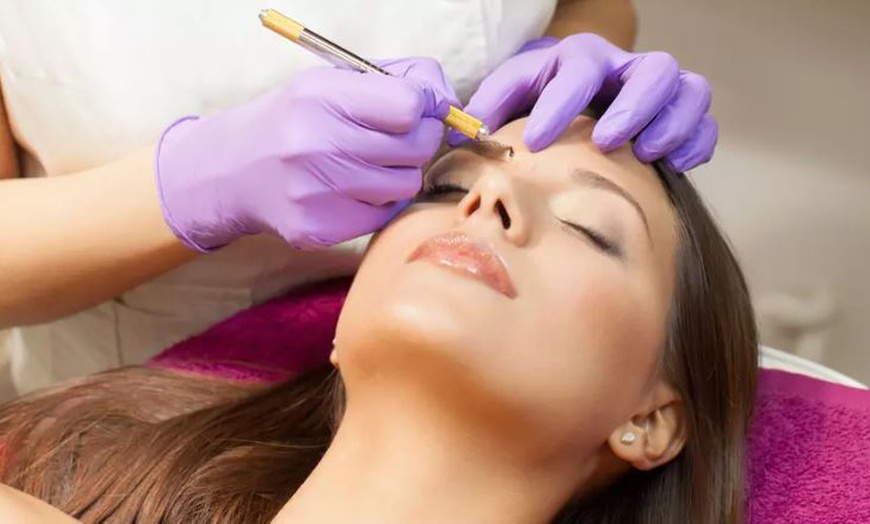 Image 1: Permanent-Make-up für Augenbrauen oder Lippen für 1 Person