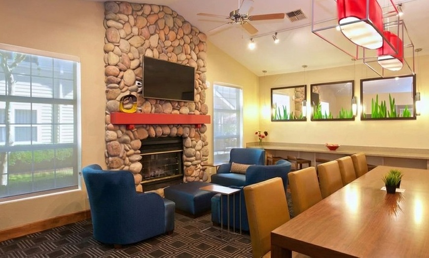 Image 4: All-suite hotel with near Seattle airport & shopping