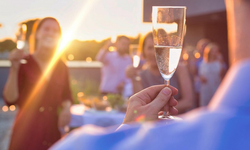 Image 12: Menú mediterráneo para 2 o 4 con postres y vino con vistas al mar