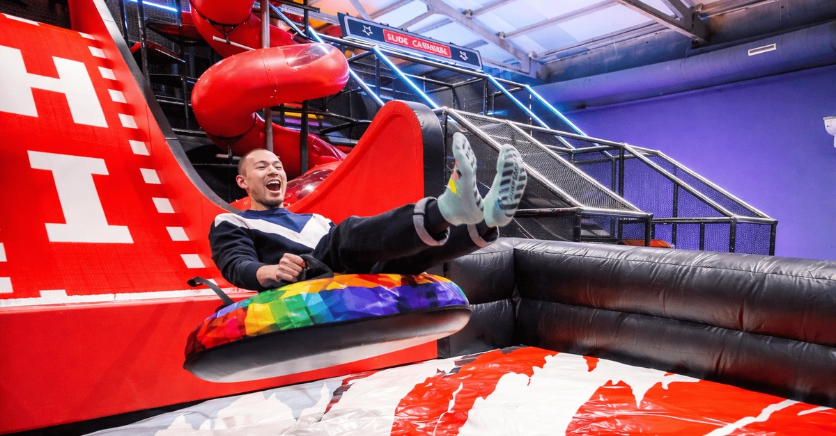 Acceso a HiJump Park Terrassa con trampolines y actividades