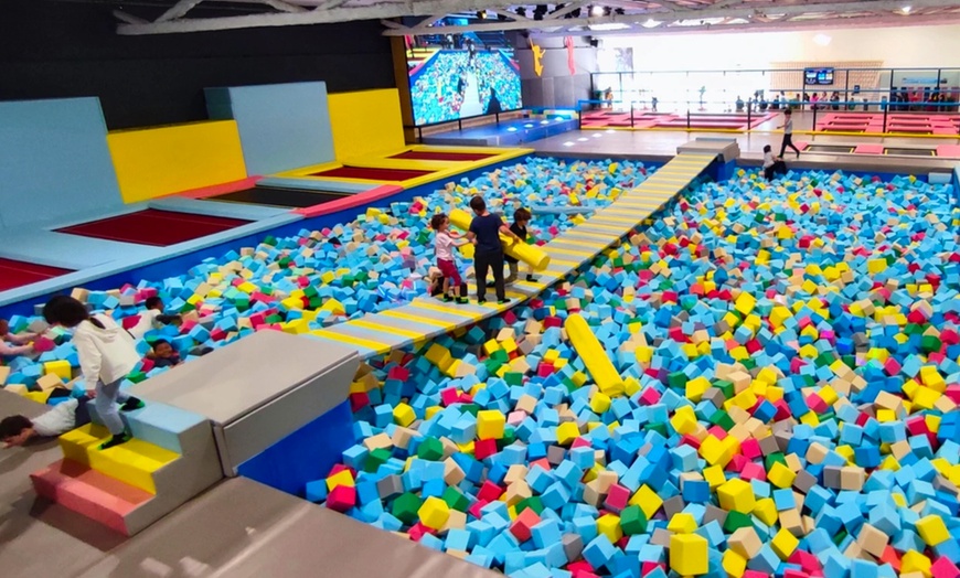 Image 1: 1 hora de saltos en parque de colchonetas World Jump para 1 persona