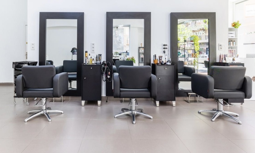 Image 3: Sesión de manicura y/o pedicura semipermanente