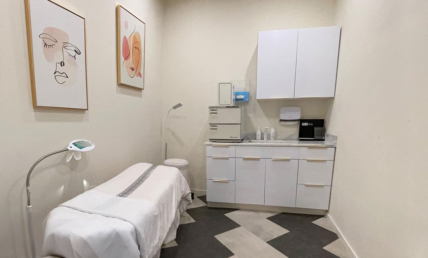 Image 2: Experience Skin Renewal with 1 or 2 60-Minute Signature HydraFacials