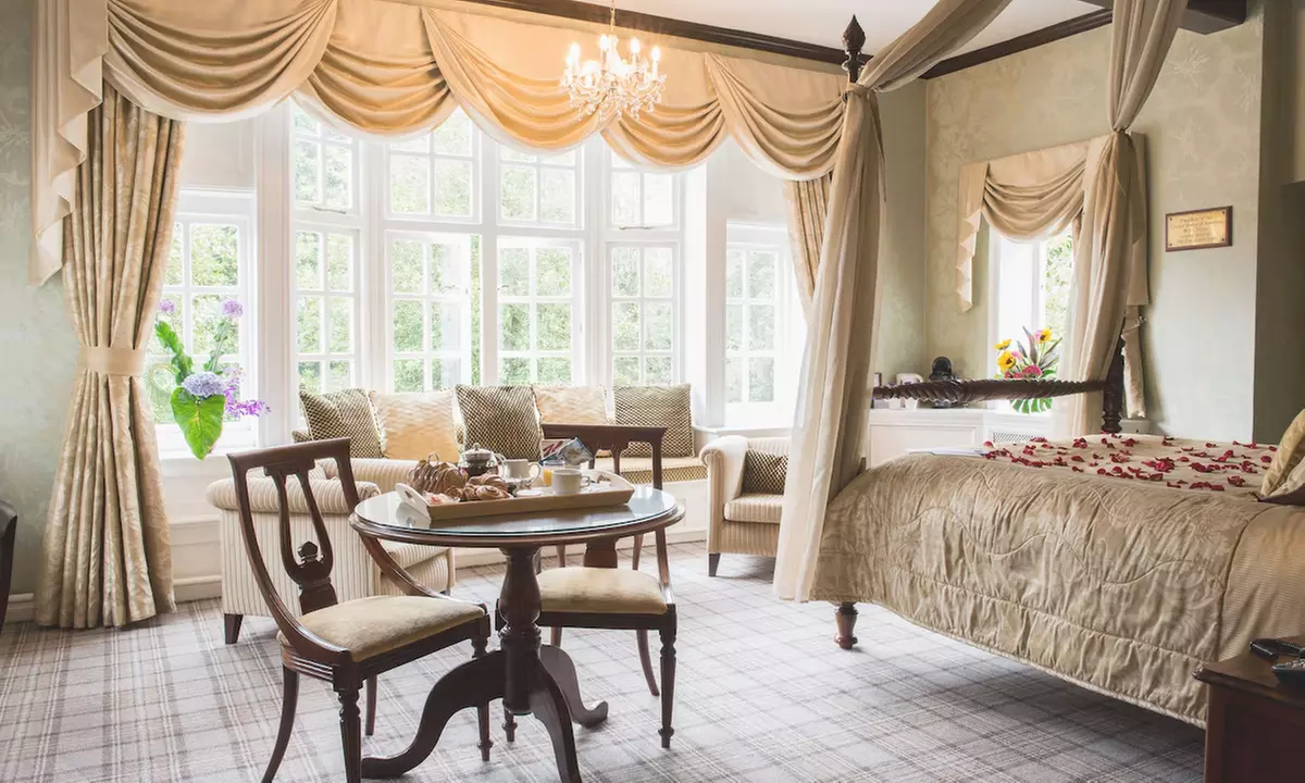 Cheshire: Executive Double Room with Breakfast and Bottle of Prosecco