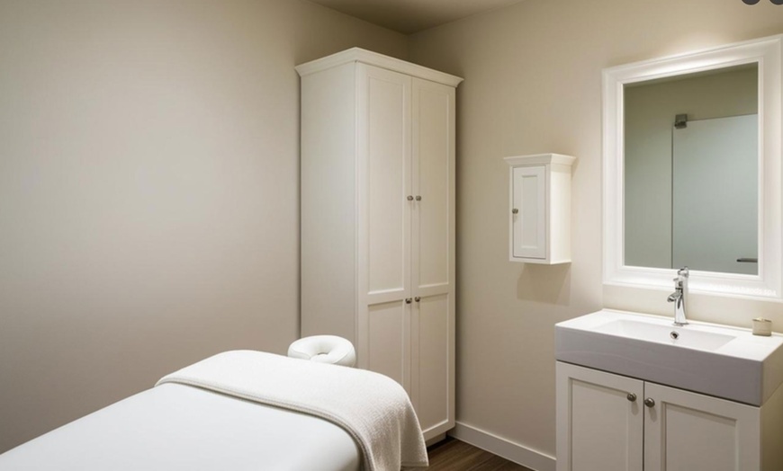 Image 1: Therapeutic/Pain Relief Massage or Escape Package w/ Choice of Massage