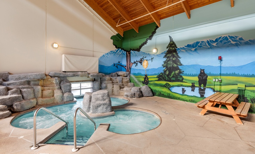 Image 27: Slides, pools & family fun at a Wisconsin waterpark resort