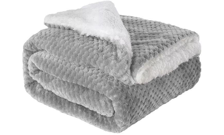 Image 11: Kuschelige Decke aus Sherpa-Material