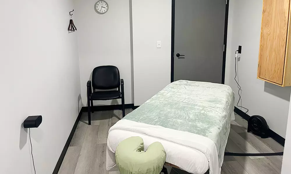 Enjoy One or Two 60/90 Min Deep Tissue Massage With Oil + Hot Towels