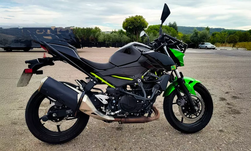 Image 1: Curso para obtener el carné de moto A1 o A2 con 6 u 8 prácticas 