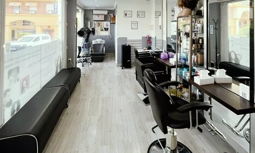 Image 2: Nueva imagen con corte, color y brillo en una sesión de peluquería