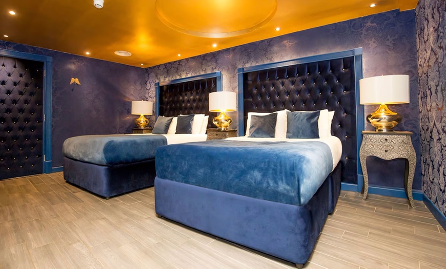 Image 2: Liverpool: Luxury Double Room with Jacuzzi, Prosecco, & Late Checkout