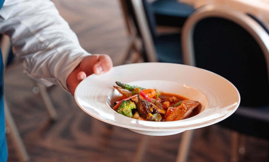 Image 2: Envolée gourmande avec un menu des délices aux portes de Paris