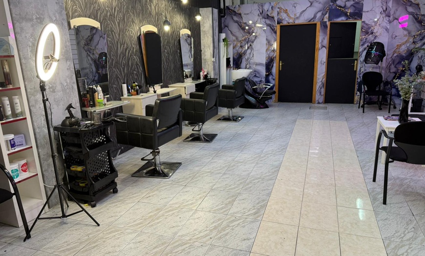 Image 6: Manicura y/o pedicura con esmaltado normal o semipermanente