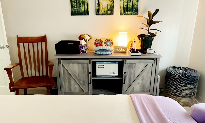 Image 4: 1, 3 or 5 30-Min Therapeutic Massages with Hot Stones or Aromatherapy