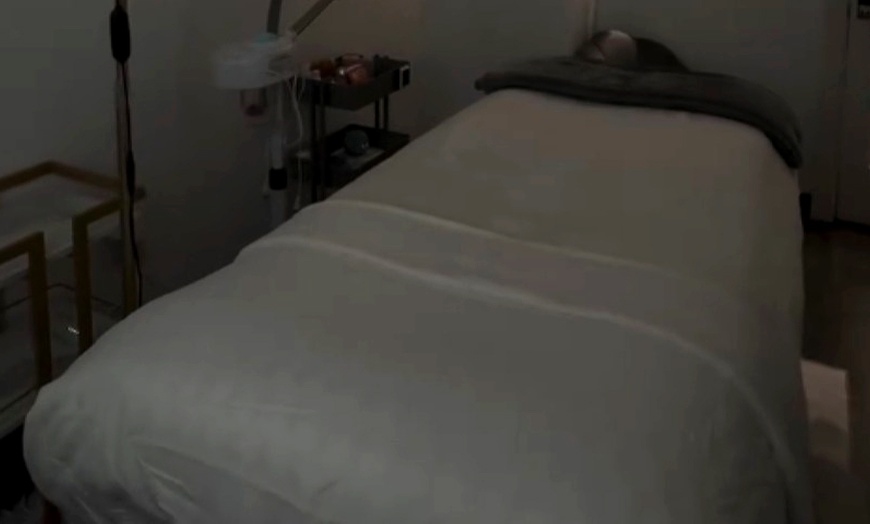 Image 4: Customized Eyelash Extensions: Classic, Hybrid, or Volume