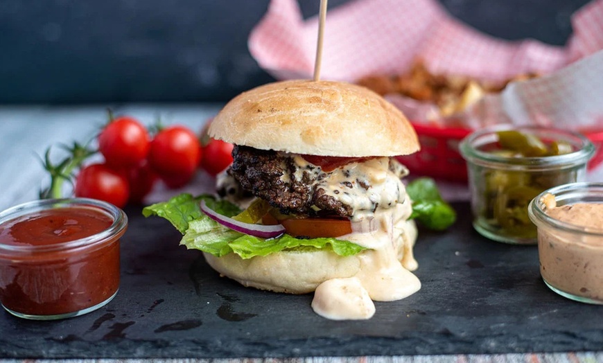 Image 17: Burger nach Wahl inkl. Pommes & Softdrink für 1, 2 oder 4 Personen