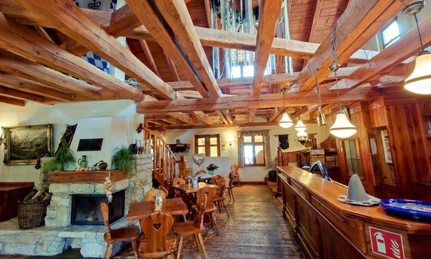 Image 5: Berliner Eisbein mit Erbspüree, Sauerkraut und Salzkartoffeln