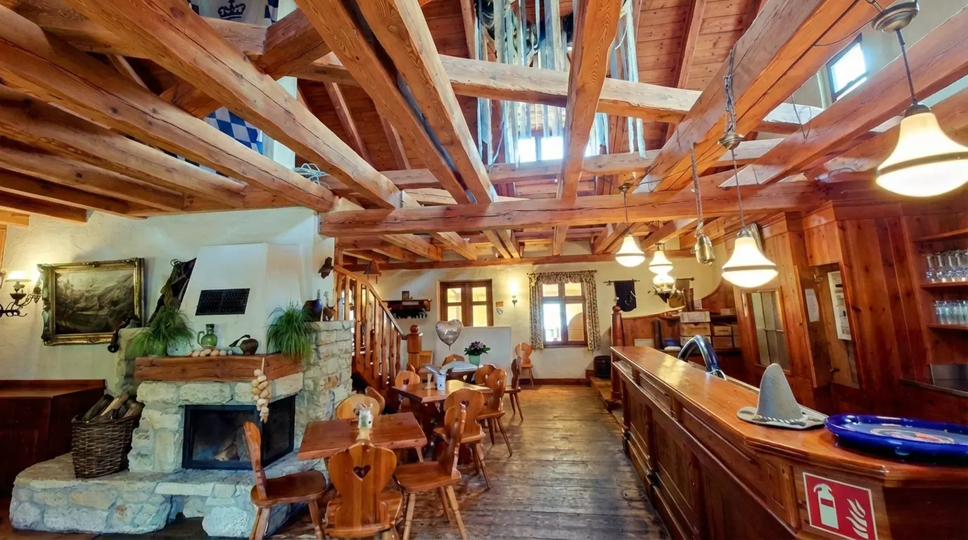 Berliner Eisbein mit Erbspüree, Sauerkraut und Salzkartoffeln