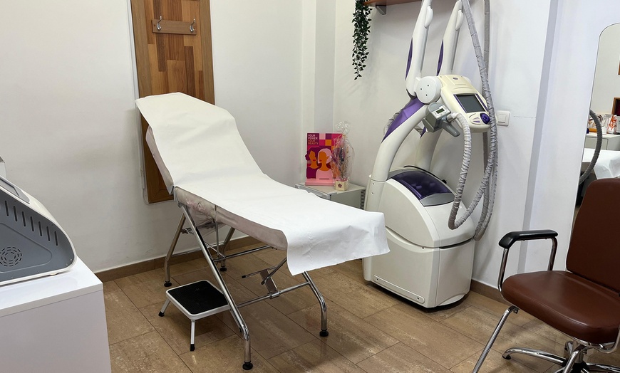 Image 3: 3, 6 o 9 sesiones de electroestimulación remodelante en zona a elegir 