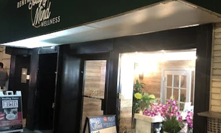 Image 3: 90-Min Pampering: Massage, Reflexology & Aromatherapy in Midtown NYC