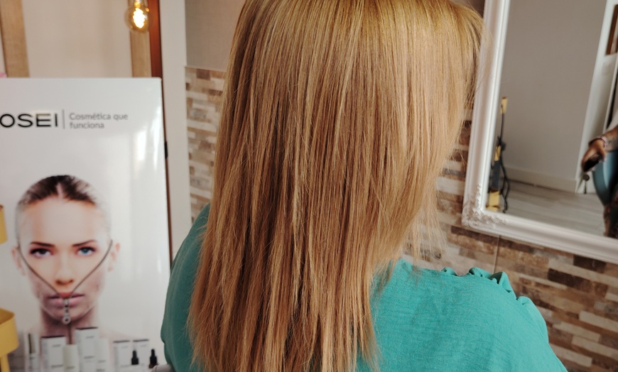 Image 2: Corte, lavado con masaje, peinado y opción a tinte de raíz