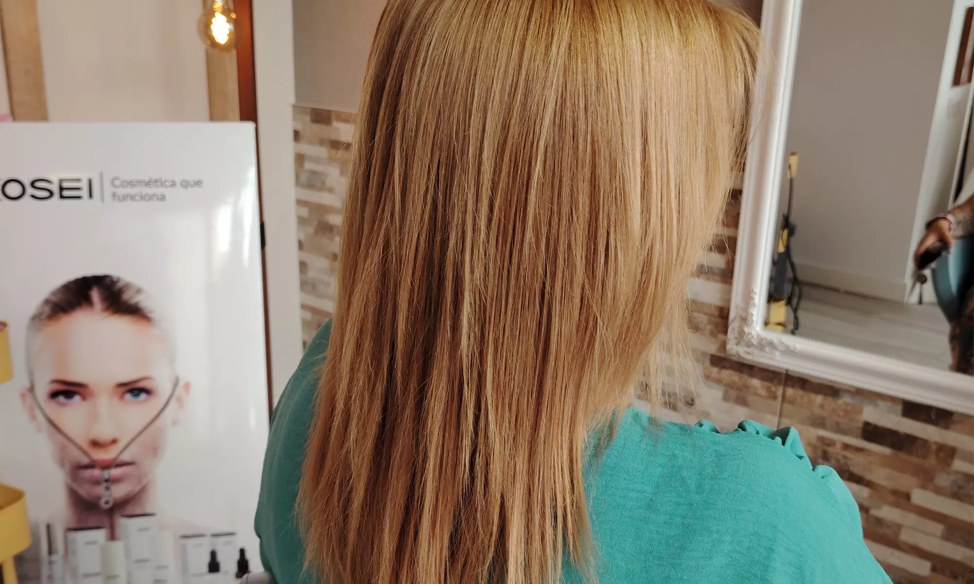 Corte, lavado con masaje, peinado y opción a tinte de raíz