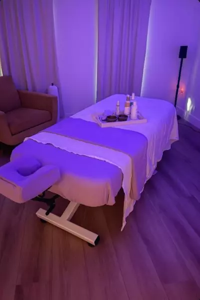 50 or 80-Min Relaxation Massage w/ Hot Stones, Foot Scrub & Hot Towels