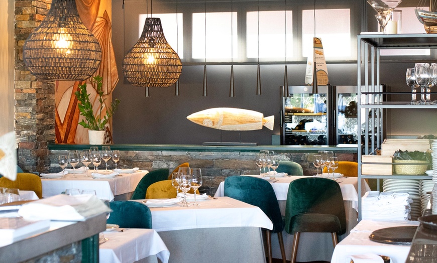 Image 2: Menú tradicional español con opción a botella de vino para 2 o 4