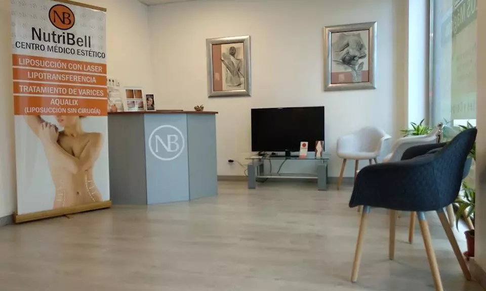 Mesoterapia facial inyectada con activos hidratantes y vitaminas