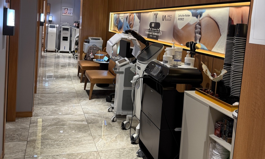 Image 2: Refresh your look with line reduction & volume replacement