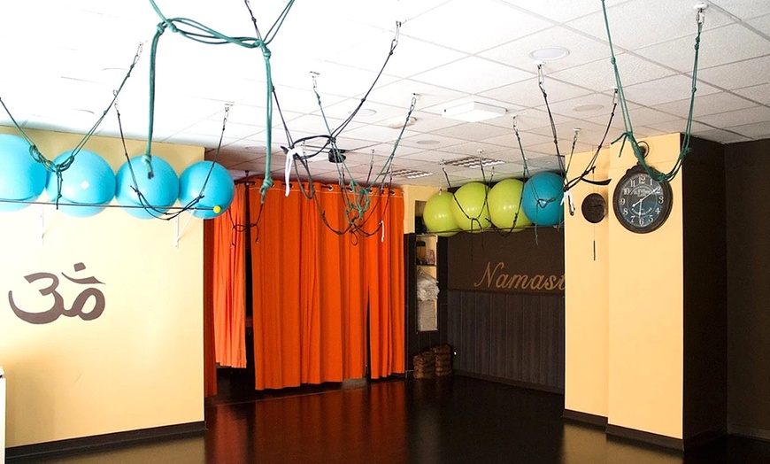 Image 2: Clases de yoga y pilates con opciones mensuales y bonos flexibles