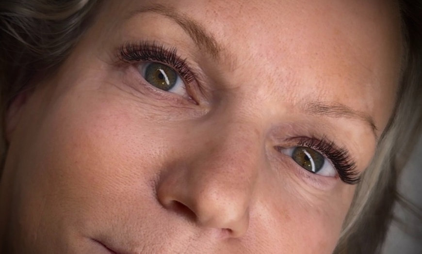 Image 4: Full Set of Classic Lashes or Hybrid or Volume Lashes with One Fill