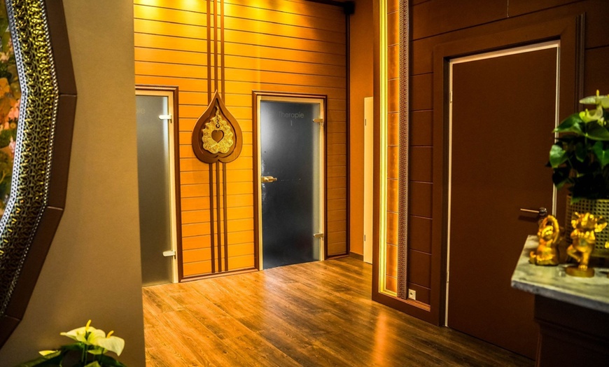 Image 4: Traditionelle Thai-, Thai-Öl- oder Hot-Stone-Massage für 1 Person