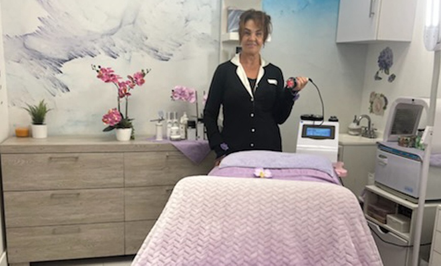 Image 2: Glow w/ One, Two or Four ThermaLift Skin-Tightening Facelift - 1 Hour