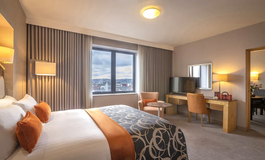 Image 2: 4* Belfast: Deluxe or Executive Double Stay with Breakfast & Dinner 