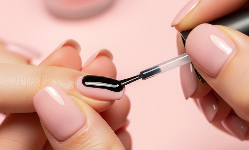 Image 2: Pose de vernis semi-permanent au Studio M&S Beauty à Clamart