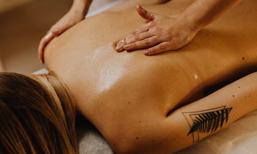 Image 2: 30 - 90 Min. Teil- oder Ganzkörper-Massage oder Kayamas Klang-Massage