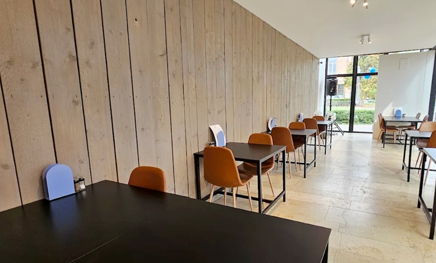 Image 2: Smakelijke lunchervaring met vers belegde toast bij bruisende hotspot