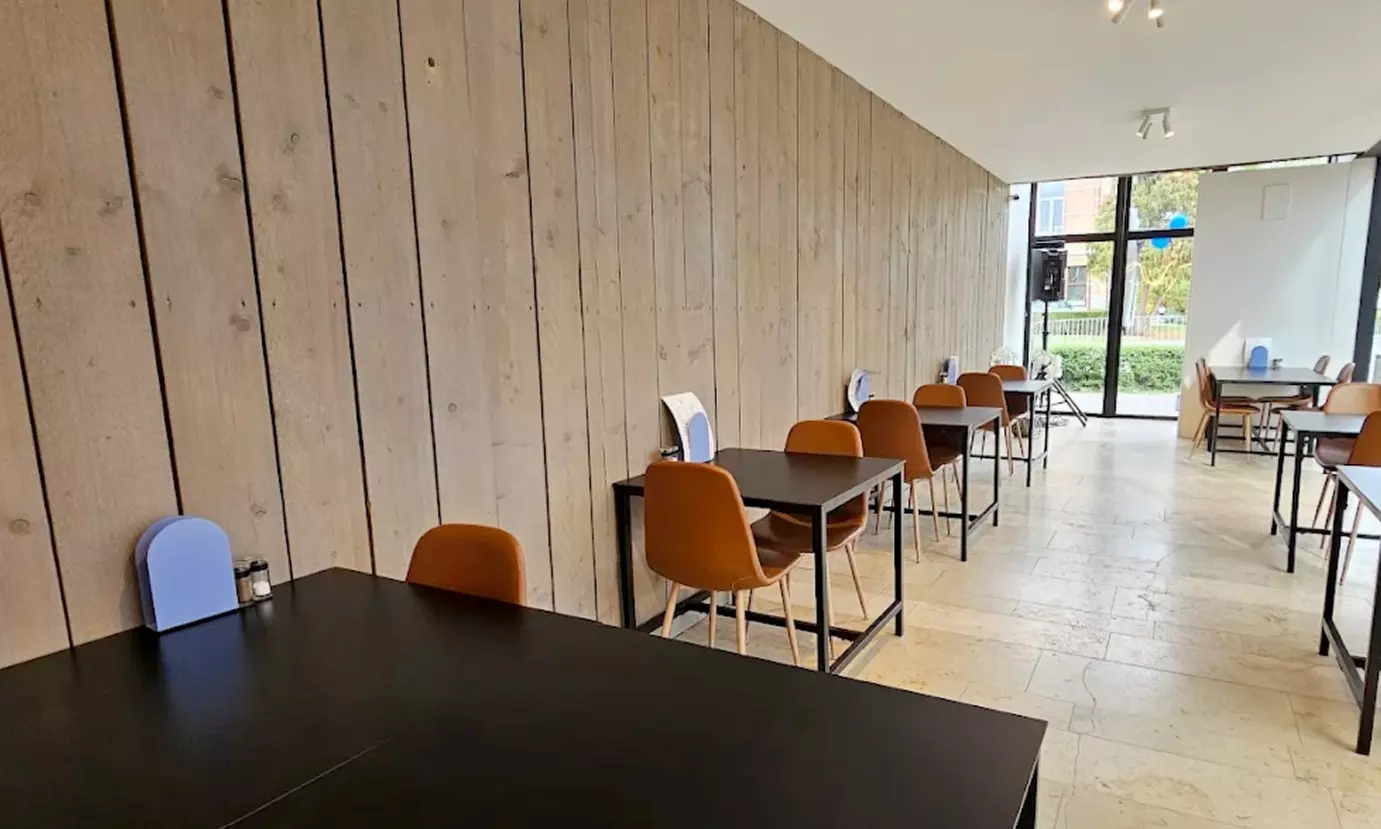 Smakelijke lunchervaring met vers belegde toast bij bruisende hotspot