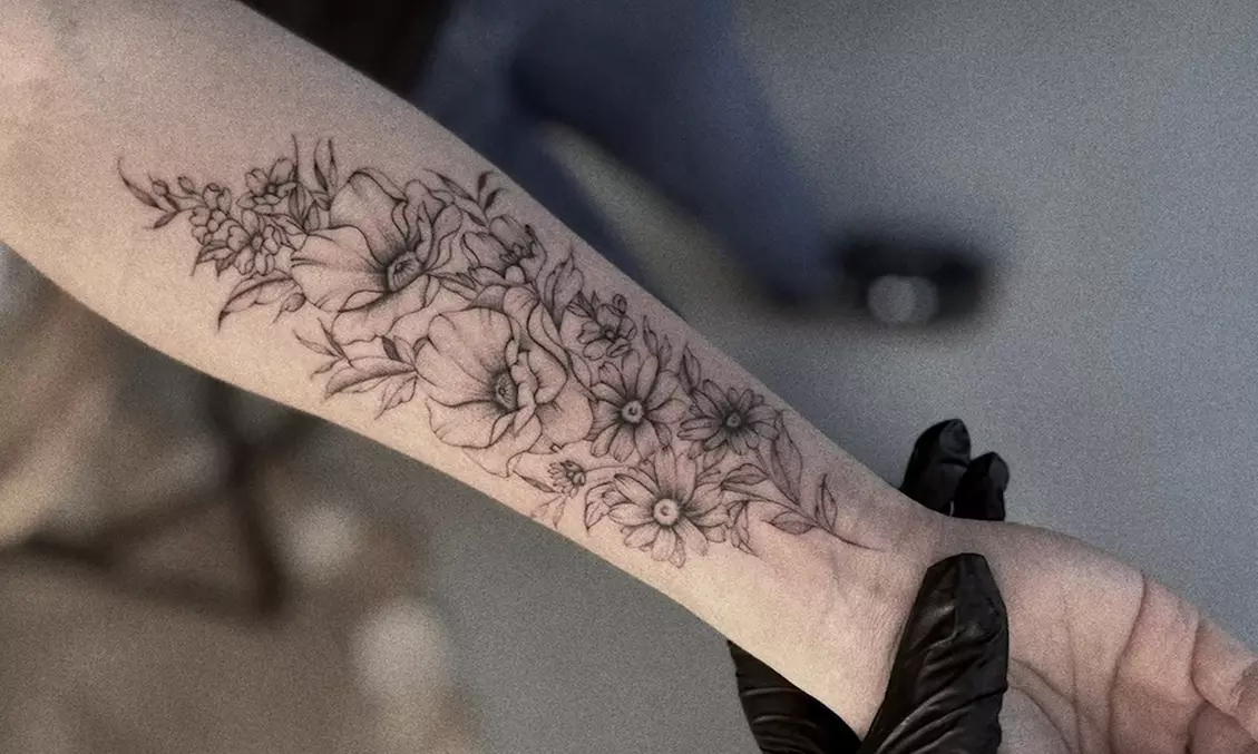 Tatuaż cienką kreską – kobiece motywy kwiatowe w wybranym rozmiarze