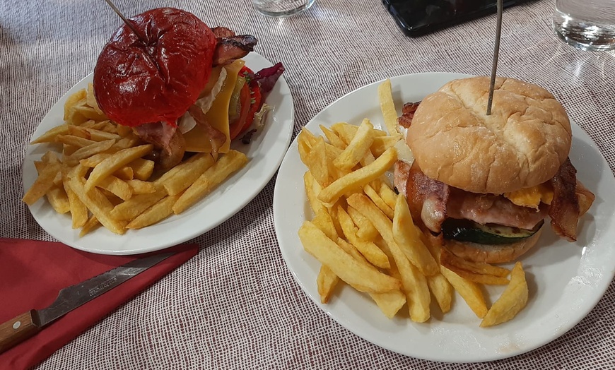 Image 3: Menú de hamburguesa con postre y bebida para 2 o 4 personas