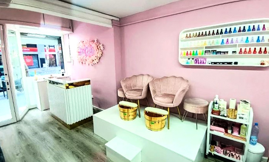 Image 11: Sesión de manicura y/o pedicura con esmaltado normal o semipermanente