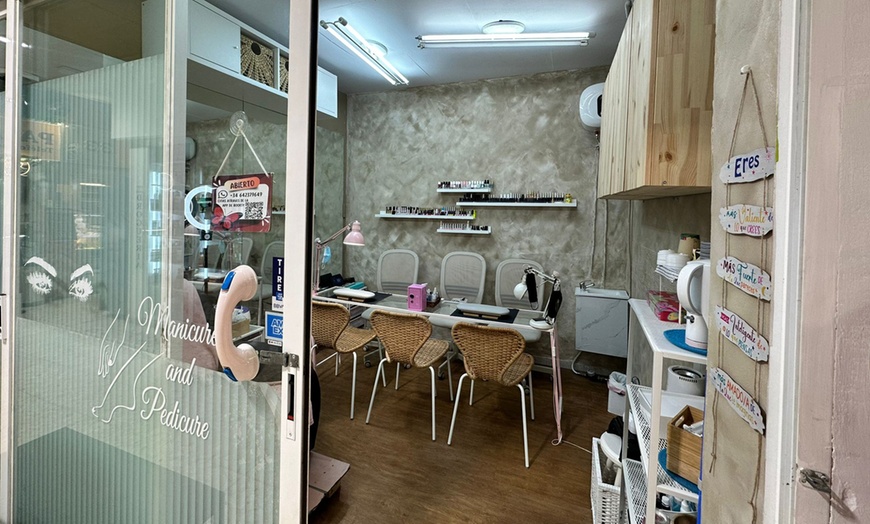 Image 4: Sesión de manicura, pedicura o uñas de gel o acrílico para 1 persona
