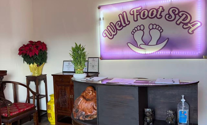 Image 3: Solo or Couple Therapeutic Body Massage + Hot Stones & Essential Oils
