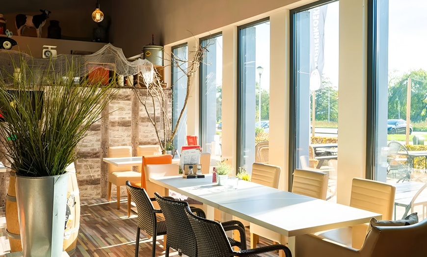 Image 3: Knapperige kipschnitzels in een knus pannenkoekenhuis